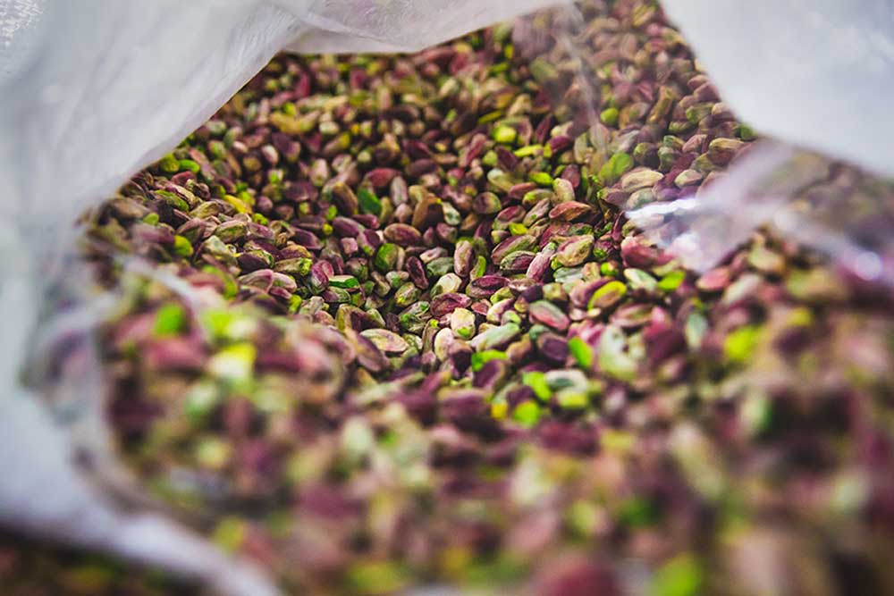 Selezione degli ingredienti - frutta secca e prodotti locali